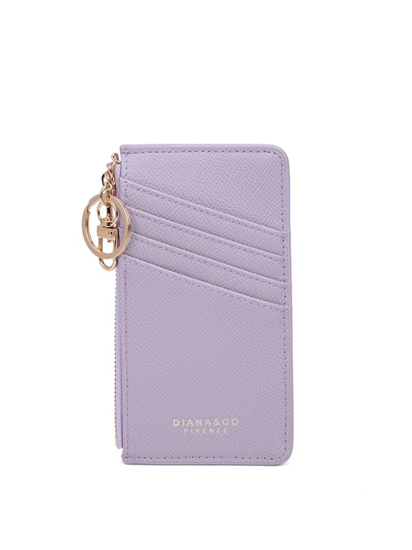 Cartera de mujer. El cierre es con cremallera. Faltan bolsillos internos. Los bolsillos exteriores son tarjeteros. Falta la correa para el hombro. Falta el mango. Hay un compartimento interno. El material exterior es Cuero Vegano/Pu. Internamente no está forrado. Medidas: 15x19x1 cm. Producto de moda