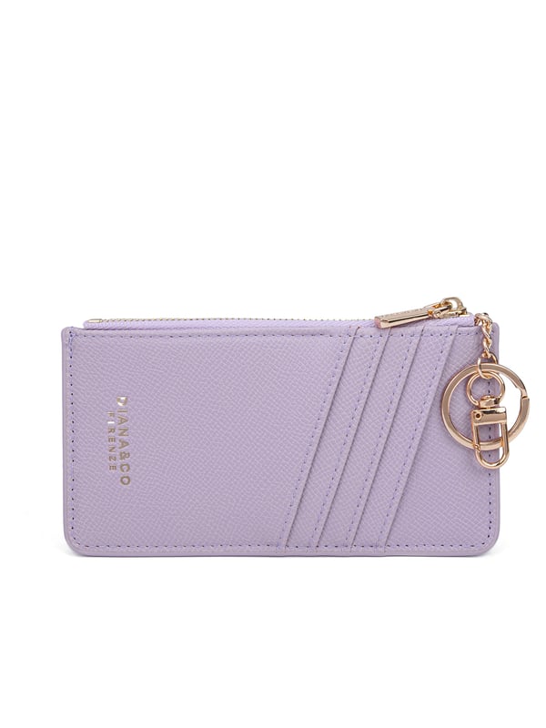 Cartera de mujer. El cierre es con cremallera. Faltan bolsillos internos. Los bolsillos exteriores son tarjeteros. Falta la correa para el hombro. Falta el mango. Hay un compartimento interno. El material exterior es Cuero Vegano/Pu. Internamente no está forrado. Medidas: 15x19x1 cm. Producto de moda