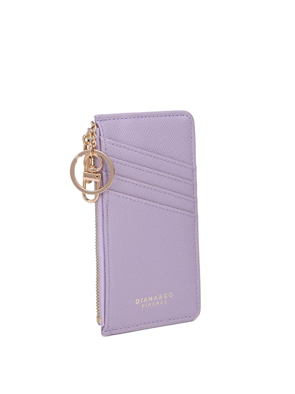 Cartera de mujer. El cierre es con cremallera. Faltan bolsillos internos. Los bolsillos exteriores son tarjeteros. Falta la correa para el hombro. Falta el mango. Hay un compartimento interno. El material exterior es Cuero Vegano/Pu. Internamente no está forrado. Medidas: 15x19x1 cm. Producto de moda