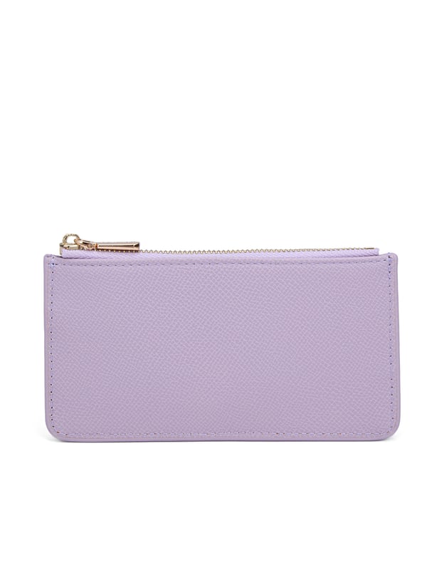 Cartera de mujer. El cierre es con cremallera. Faltan bolsillos internos. Los bolsillos exteriores son tarjeteros. Falta la correa para el hombro. Falta el mango. Hay un compartimento interno. El material exterior es Cuero Vegano/Pu. Internamente no está forrado. Medidas: 15x19x1 cm. Producto de moda