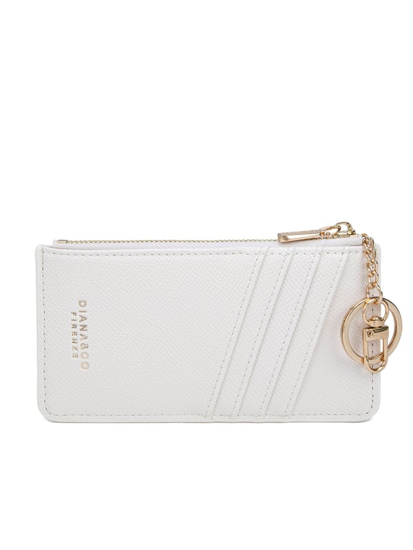 Cartera de mujer. El cierre es con cremallera. Faltan bolsillos internos. Los bolsillos exteriores son tarjeteros. Falta la correa para el hombro. Falta el mango. Hay un compartimento interno. El material exterior es Cuero Vegano/Pu. Internamente no está forrado. Medidas: 15x19x1 cm. Producto de moda