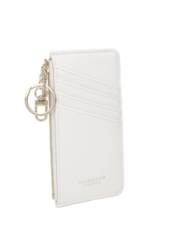 Cartera de mujer. El cierre es con cremallera. Faltan bolsillos internos. Los bolsillos exteriores son tarjeteros. Falta la correa para el hombro. Falta el mango. Hay un compartimento interno. El material exterior es Cuero Vegano/Pu. Internamente no está forrado. Medidas: 15x19x1 cm. Producto de moda