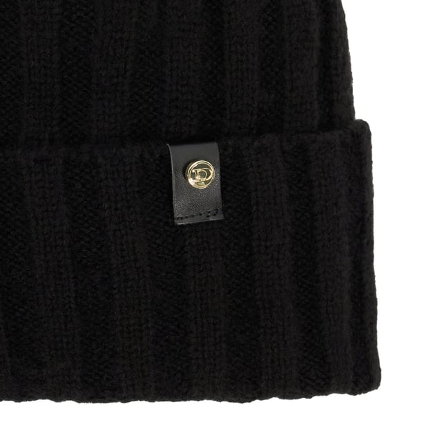 Adorned with a faux-fur pom pom and a Dune London brand patch, Farrgo is a cute and cosy beanie hat you'll cherish on chilly days. With a ribbed fold for added warmth and style, it's the perfect accessory to complete your winter look.