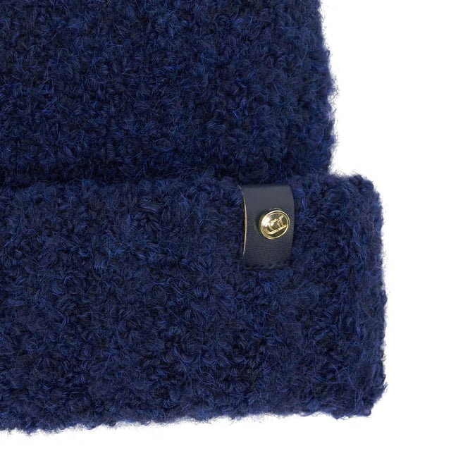 Crafted from luxuriously textured fabric, Florenceo is an irresistibly soft choice for your cold-weather plans. Complete all your winter ensembles with this must-hav beanie hat and you'll stay warm and stylish all-season long.
