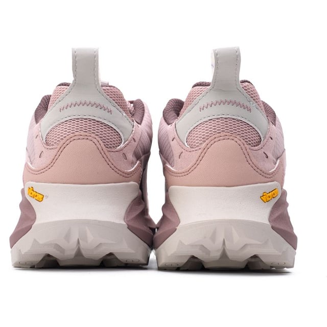 De Moab Speed 2 GORE-TEX® is de nieuwste innovatie op het gebied van trailhiken en outdooractiviteiten van Merrell. Deze nieuwe en verbeterde generatie prestatiegerichte hiking trainers combineert de kennis en trailinzichten van de bestverkochte hikingschoen, de Moab, met de nieuwste innovaties van atletische hikingschoenen en outdoor trainers over de hele wereld met waterdichte eigenschappen dankzij GORE-TEX®.