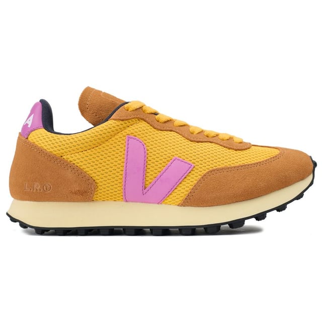 De groene Veja Rio veterschoenen met hardloopstijl zijn gemaakt in Brazilië van ecologische en duurzame materialen. Ze hebben een bovenwerk van gerecycled gaas met suede en leren overlays, een voering van biologisch katoen en een opgeblazen PU en biologisch katoen binnenzool. Het iconische V-logo aan de zijkant en de ingedrukte branding op de tong benadrukken het DNA van Veja.