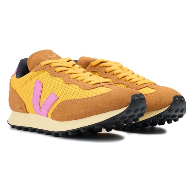 De groene Veja Rio veterschoenen met hardloopstijl zijn gemaakt in Brazilië van ecologische en duurzame materialen. Ze hebben een bovenwerk van gerecycled gaas met suede en leren overlays, een voering van biologisch katoen en een opgeblazen PU en biologisch katoen binnenzool. Het iconische V-logo aan de zijkant en de ingedrukte branding op de tong benadrukken het DNA van Veja.