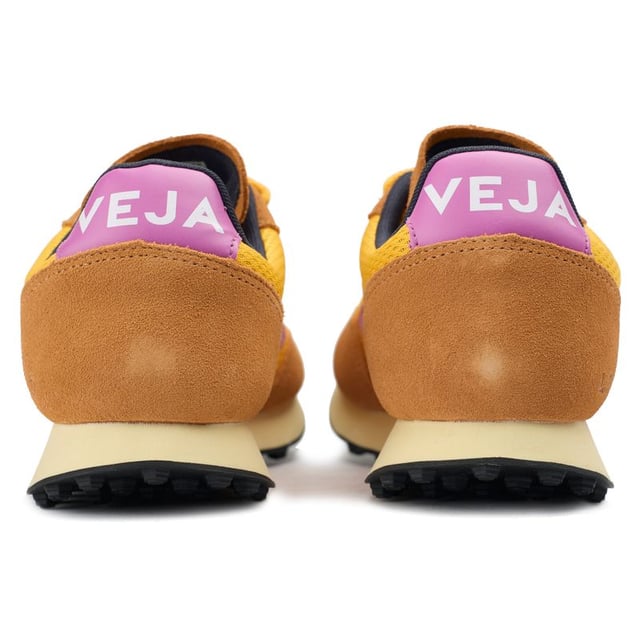 De groene Veja Rio veterschoenen met hardloopstijl zijn gemaakt in Brazilië van ecologische en duurzame materialen. Ze hebben een bovenwerk van gerecycled gaas met suede en leren overlays, een voering van biologisch katoen en een opgeblazen PU en biologisch katoen binnenzool. Het iconische V-logo aan de zijkant en de ingedrukte branding op de tong benadrukken het DNA van Veja.