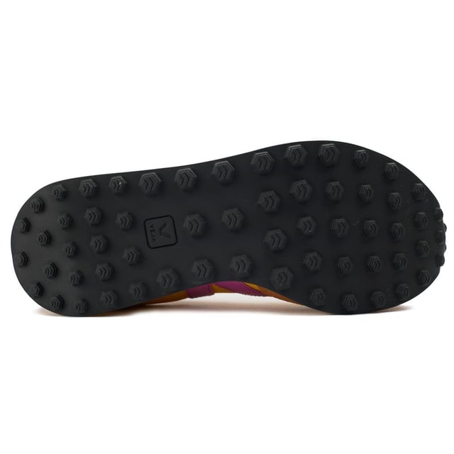De groene Veja Rio veterschoenen met hardloopstijl zijn gemaakt in Brazilië van ecologische en duurzame materialen. Ze hebben een bovenwerk van gerecycled gaas met suede en leren overlays, een voering van biologisch katoen en een opgeblazen PU en biologisch katoen binnenzool. Het iconische V-logo aan de zijkant en de ingedrukte branding op de tong benadrukken het DNA van Veja.