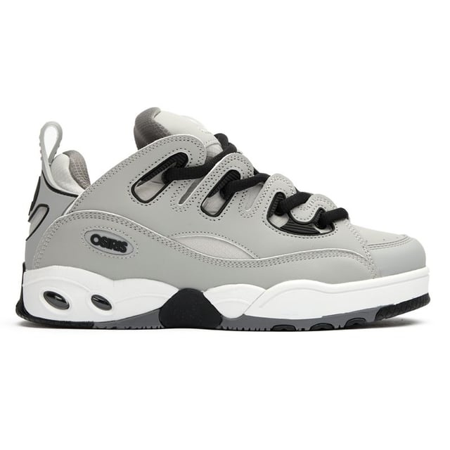De Osiris D3 E tilt skatemode naar een hoger niveau met zijn robuuste leren constructie en opvallende grijze kleurstelling. Deze opvallende herensneakers tonen Osiris' iconische design-DNA met een oversized, gewatteerde tong en een gewatteerde kraag voor maximaal comfort. Prestatiegerichte eigenschappen zijn onder andere een responsieve EVA-binnenzool en strategisch geplaatste luchtzakken in de tussenzool die de impact tijdens tricks absorberen. Het kenmerkende Osiris-loopvlakpatroon biedt betrouwbare grip wanneer je die het meest nodig hebt, waardoor deze sneakers even functioneel als opvallend zijn.