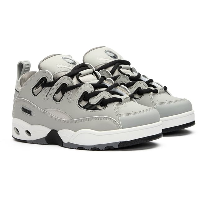 De Osiris D3 E tilt skatemode naar een hoger niveau met zijn robuuste leren constructie en opvallende grijze kleurstelling. Deze opvallende herensneakers tonen Osiris' iconische design-DNA met een oversized, gewatteerde tong en een gewatteerde kraag voor maximaal comfort. Prestatiegerichte eigenschappen zijn onder andere een responsieve EVA-binnenzool en strategisch geplaatste luchtzakken in de tussenzool die de impact tijdens tricks absorberen. Het kenmerkende Osiris-loopvlakpatroon biedt betrouwbare grip wanneer je die het meest nodig hebt, waardoor deze sneakers even functioneel als opvallend zijn.