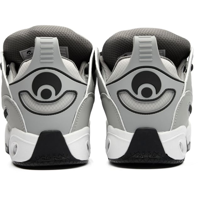 De Osiris D3 E tilt skatemode naar een hoger niveau met zijn robuuste leren constructie en opvallende grijze kleurstelling. Deze opvallende herensneakers tonen Osiris' iconische design-DNA met een oversized, gewatteerde tong en een gewatteerde kraag voor maximaal comfort. Prestatiegerichte eigenschappen zijn onder andere een responsieve EVA-binnenzool en strategisch geplaatste luchtzakken in de tussenzool die de impact tijdens tricks absorberen. Het kenmerkende Osiris-loopvlakpatroon biedt betrouwbare grip wanneer je die het meest nodig hebt, waardoor deze sneakers even functioneel als opvallend zijn.