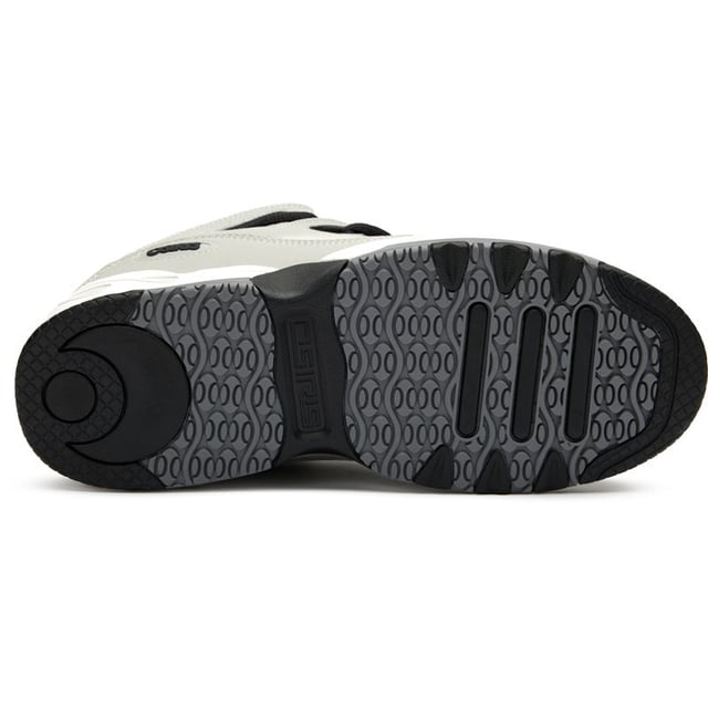 De Osiris D3 E tilt skatemode naar een hoger niveau met zijn robuuste leren constructie en opvallende grijze kleurstelling. Deze opvallende herensneakers tonen Osiris' iconische design-DNA met een oversized, gewatteerde tong en een gewatteerde kraag voor maximaal comfort. Prestatiegerichte eigenschappen zijn onder andere een responsieve EVA-binnenzool en strategisch geplaatste luchtzakken in de tussenzool die de impact tijdens tricks absorberen. Het kenmerkende Osiris-loopvlakpatroon biedt betrouwbare grip wanneer je die het meest nodig hebt, waardoor deze sneakers even functioneel als opvallend zijn.