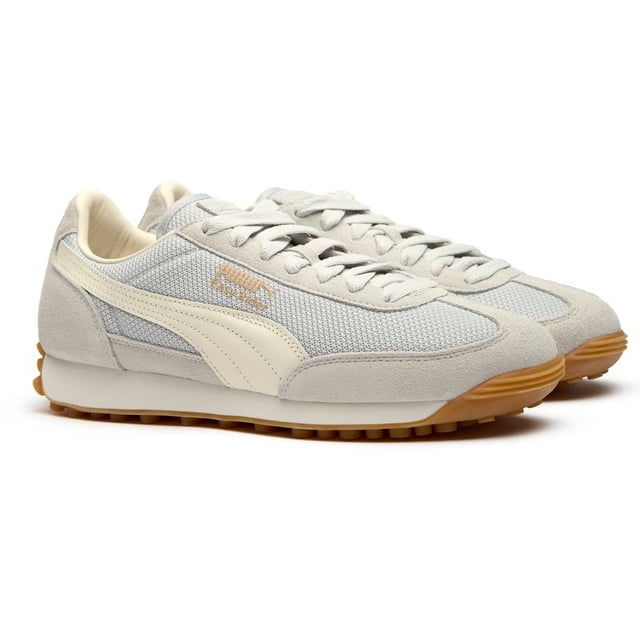 PUMA Easy Rider Premium ofrece un estilo clásico con comodidad moderna. Estas zapatillas para hombres en gris combinan un upper de gamuza premium con la icónica silueta de running que definió el estilo de pista de los años 70. La suela de EVA proporciona una amortiguación ligera, mientras que la suela de goma asegura una tracción confiable para el uso diario. Con detalles pensados como plantillas acolchadas y agujetas de repuesto incluidas, estos zapatos informales ofrecen tanto herencia atlética como atractivo contemporáneo. Una adición atemporal a cualquier colección de zapatillas.