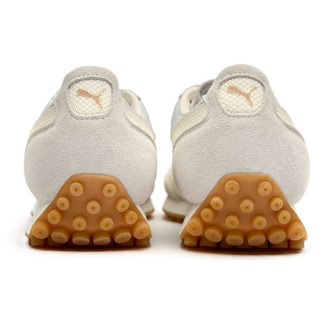 PUMA Easy Rider Premium ofrece un estilo clásico con comodidad moderna. Estas zapatillas para hombres en gris combinan un upper de gamuza premium con la icónica silueta de running que definió el estilo de pista de los años 70. La suela de EVA proporciona una amortiguación ligera, mientras que la suela de goma asegura una tracción confiable para el uso diario. Con detalles pensados como plantillas acolchadas y agujetas de repuesto incluidas, estos zapatos informales ofrecen tanto herencia atlética como atractivo contemporáneo. Una adición atemporal a cualquier colección de zapatillas.