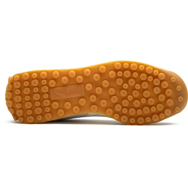 PUMA Easy Rider Premium ofrece un estilo clásico con comodidad moderna. Estas zapatillas para hombres en gris combinan un upper de gamuza premium con la icónica silueta de running que definió el estilo de pista de los años 70. La suela de EVA proporciona una amortiguación ligera, mientras que la suela de goma asegura una tracción confiable para el uso diario. Con detalles pensados como plantillas acolchadas y agujetas de repuesto incluidas, estos zapatos informales ofrecen tanto herencia atlética como atractivo contemporáneo. Una adición atemporal a cualquier colección de zapatillas.