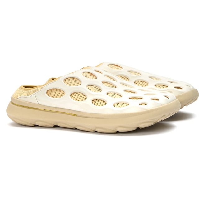 Abrace las aventuras al aire libre con confianza en las sandalias Merrell Hydro para hombres. Estas sandalias deportivas blancas combinan durabilidad con un diseño ecológico, presentando una carcasa protectora de EVA y un forro de malla transpirable para mantener los pies cómodos durante el uso activo. La plantilla de espuma integrada, envuelta en malla 100% reciclada, proporciona un excelente soporte mientras reduce el impacto ambiental. Con un resistente upper sintético y una suela de EVA confiable, estas versátiles sandalias ofrecen rendimiento y sostenibilidad sin comprometer la calidad confiable de Merrell.