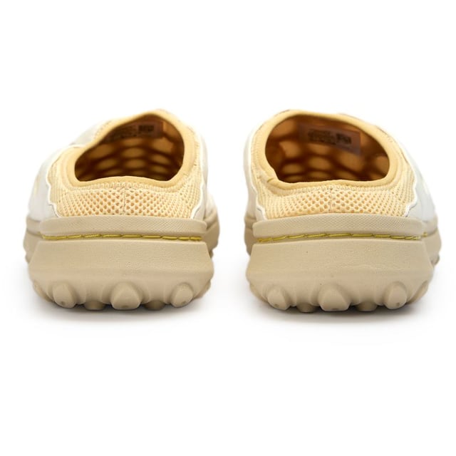 Abrace las aventuras al aire libre con confianza en las sandalias Merrell Hydro para hombres. Estas sandalias deportivas blancas combinan durabilidad con un diseño ecológico, presentando una carcasa protectora de EVA y un forro de malla transpirable para mantener los pies cómodos durante el uso activo. La plantilla de espuma integrada, envuelta en malla 100% reciclada, proporciona un excelente soporte mientras reduce el impacto ambiental. Con un resistente upper sintético y una suela de EVA confiable, estas versátiles sandalias ofrecen rendimiento y sostenibilidad sin comprometer la calidad confiable de Merrell.