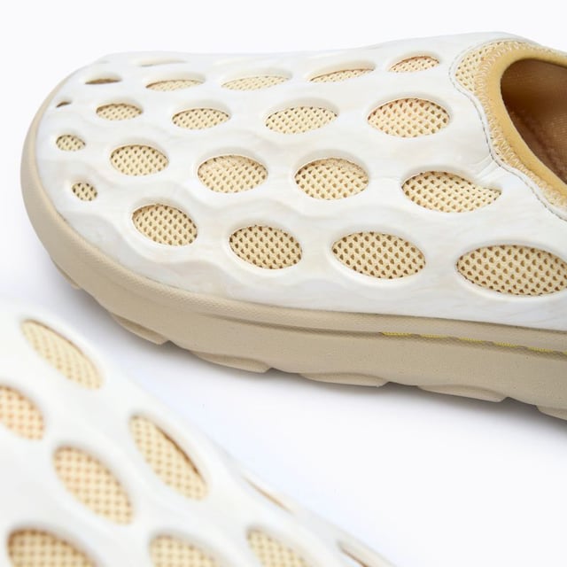 Abrace las aventuras al aire libre con confianza en las sandalias Merrell Hydro para hombres. Estas sandalias deportivas blancas combinan durabilidad con un diseño ecológico, presentando una carcasa protectora de EVA y un forro de malla transpirable para mantener los pies cómodos durante el uso activo. La plantilla de espuma integrada, envuelta en malla 100% reciclada, proporciona un excelente soporte mientras reduce el impacto ambiental. Con un resistente upper sintético y una suela de EVA confiable, estas versátiles sandalias ofrecen rendimiento y sostenibilidad sin comprometer la calidad confiable de Merrell.