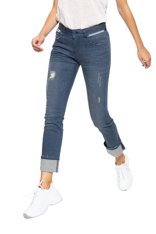 Ein echter Hingucker: die reflektierenden Details der ATT Jeans sorgen für spannende Akzente! Die Jeans im Used-Look mit Destroyed-Effekten im Straight Fit macht einiges her. Ihr Denim-Gewebe mit Wonder Stretch schmiegt sich ideal an den Körper an und fühlt sich wie eine zweite Haut an. Lässige Waschungen der Hose im 5-Pocket Look ihr legeres Aussehen. Coole Details wie die reflektierenden Akzente unterhalb des Bundes an der Front, sowie an den Beinaufschlägen, oder das Brandlabel hinten machen die Damen Hose zu einem richtigen It-Piece, das sich super zu Sneaker und T-Shirts kombinieren lässt!  AMOR, TRUST & TRUTH: Top Qualität, top Verarbeitung und feminine, Designs für den Alltag; dafür steht ATT!DESIGN: Die coole Damen Jeans im 5-Pocket Look von ATT verfügt Waschungen, Destroyed Elemente im Used Look, sowie reflektierende Akzente  PASSFORM: Ein lässiger Fit mit Straight Leg sorgt für einen bequemen SitzMATERIAL: Das hochwertige Denim Jeansgewebe mit Wonder Stretch passt sich toll dem Körper an und sorgt für angenehmen Komfort KOMBINATIONSMÖGLICHKEIT: Sticht besonders zum legeren Basic T-Shirt mit Sneaker heraus  LIEFERUMFANG: Die Damenhose von ATT ist in den Größen 34 - 42 verfügbar
