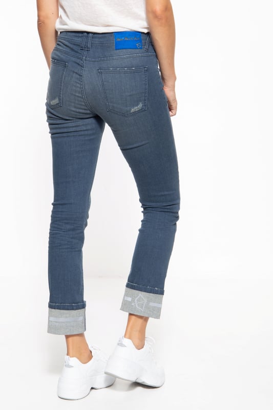 Ein echter Hingucker: die reflektierenden Details der ATT Jeans sorgen für spannende Akzente! Die Jeans im Used-Look mit Destroyed-Effekten im Straight Fit macht einiges her. Ihr Denim-Gewebe mit Wonder Stretch schmiegt sich ideal an den Körper an und fühlt sich wie eine zweite Haut an. Lässige Waschungen der Hose im 5-Pocket Look ihr legeres Aussehen. Coole Details wie die reflektierenden Akzente unterhalb des Bundes an der Front, sowie an den Beinaufschlägen, oder das Brandlabel hinten machen die Damen Hose zu einem richtigen It-Piece, das sich super zu Sneaker und T-Shirts kombinieren lässt!  AMOR, TRUST & TRUTH: Top Qualität, top Verarbeitung und feminine, Designs für den Alltag; dafür steht ATT!DESIGN: Die coole Damen Jeans im 5-Pocket Look von ATT verfügt Waschungen, Destroyed Elemente im Used Look, sowie reflektierende Akzente  PASSFORM: Ein lässiger Fit mit Straight Leg sorgt für einen bequemen SitzMATERIAL: Das hochwertige Denim Jeansgewebe mit Wonder Stretch passt sich toll dem Körper an und sorgt für angenehmen Komfort KOMBINATIONSMÖGLICHKEIT: Sticht besonders zum legeren Basic T-Shirt mit Sneaker heraus  LIEFERUMFANG: Die Damenhose von ATT ist in den Größen 34 - 42 verfügbar