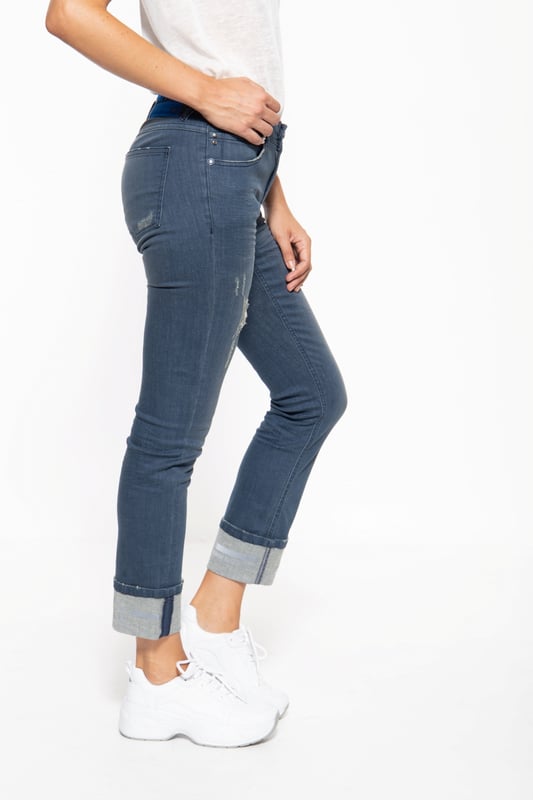 Ein echter Hingucker: die reflektierenden Details der ATT Jeans sorgen für spannende Akzente! Die Jeans im Used-Look mit Destroyed-Effekten im Straight Fit macht einiges her. Ihr Denim-Gewebe mit Wonder Stretch schmiegt sich ideal an den Körper an und fühlt sich wie eine zweite Haut an. Lässige Waschungen der Hose im 5-Pocket Look ihr legeres Aussehen. Coole Details wie die reflektierenden Akzente unterhalb des Bundes an der Front, sowie an den Beinaufschlägen, oder das Brandlabel hinten machen die Damen Hose zu einem richtigen It-Piece, das sich super zu Sneaker und T-Shirts kombinieren lässt!  AMOR, TRUST & TRUTH: Top Qualität, top Verarbeitung und feminine, Designs für den Alltag; dafür steht ATT!DESIGN: Die coole Damen Jeans im 5-Pocket Look von ATT verfügt Waschungen, Destroyed Elemente im Used Look, sowie reflektierende Akzente  PASSFORM: Ein lässiger Fit mit Straight Leg sorgt für einen bequemen SitzMATERIAL: Das hochwertige Denim Jeansgewebe mit Wonder Stretch passt sich toll dem Körper an und sorgt für angenehmen Komfort KOMBINATIONSMÖGLICHKEIT: Sticht besonders zum legeren Basic T-Shirt mit Sneaker heraus  LIEFERUMFANG: Die Damenhose von ATT ist in den Größen 34 - 42 verfügbar