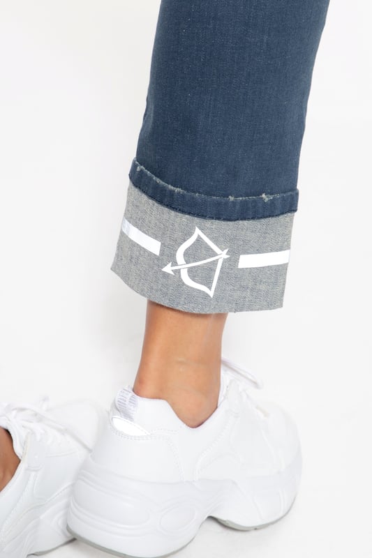 Ein echter Hingucker: die reflektierenden Details der ATT Jeans sorgen für spannende Akzente! Die Jeans im Used-Look mit Destroyed-Effekten im Straight Fit macht einiges her. Ihr Denim-Gewebe mit Wonder Stretch schmiegt sich ideal an den Körper an und fühlt sich wie eine zweite Haut an. Lässige Waschungen der Hose im 5-Pocket Look ihr legeres Aussehen. Coole Details wie die reflektierenden Akzente unterhalb des Bundes an der Front, sowie an den Beinaufschlägen, oder das Brandlabel hinten machen die Damen Hose zu einem richtigen It-Piece, das sich super zu Sneaker und T-Shirts kombinieren lässt!  AMOR, TRUST & TRUTH: Top Qualität, top Verarbeitung und feminine, Designs für den Alltag; dafür steht ATT!DESIGN: Die coole Damen Jeans im 5-Pocket Look von ATT verfügt Waschungen, Destroyed Elemente im Used Look, sowie reflektierende Akzente  PASSFORM: Ein lässiger Fit mit Straight Leg sorgt für einen bequemen SitzMATERIAL: Das hochwertige Denim Jeansgewebe mit Wonder Stretch passt sich toll dem Körper an und sorgt für angenehmen Komfort KOMBINATIONSMÖGLICHKEIT: Sticht besonders zum legeren Basic T-Shirt mit Sneaker heraus  LIEFERUMFANG: Die Damenhose von ATT ist in den Größen 34 - 42 verfügbar