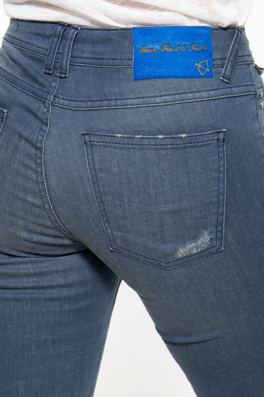 Ein echter Hingucker: die reflektierenden Details der ATT Jeans sorgen für spannende Akzente! Die Jeans im Used-Look mit Destroyed-Effekten im Straight Fit macht einiges her. Ihr Denim-Gewebe mit Wonder Stretch schmiegt sich ideal an den Körper an und fühlt sich wie eine zweite Haut an. Lässige Waschungen der Hose im 5-Pocket Look ihr legeres Aussehen. Coole Details wie die reflektierenden Akzente unterhalb des Bundes an der Front, sowie an den Beinaufschlägen, oder das Brandlabel hinten machen die Damen Hose zu einem richtigen It-Piece, das sich super zu Sneaker und T-Shirts kombinieren lässt!  AMOR, TRUST & TRUTH: Top Qualität, top Verarbeitung und feminine, Designs für den Alltag; dafür steht ATT!DESIGN: Die coole Damen Jeans im 5-Pocket Look von ATT verfügt Waschungen, Destroyed Elemente im Used Look, sowie reflektierende Akzente  PASSFORM: Ein lässiger Fit mit Straight Leg sorgt für einen bequemen SitzMATERIAL: Das hochwertige Denim Jeansgewebe mit Wonder Stretch passt sich toll dem Körper an und sorgt für angenehmen Komfort KOMBINATIONSMÖGLICHKEIT: Sticht besonders zum legeren Basic T-Shirt mit Sneaker heraus  LIEFERUMFANG: Die Damenhose von ATT ist in den Größen 34 - 42 verfügbar
