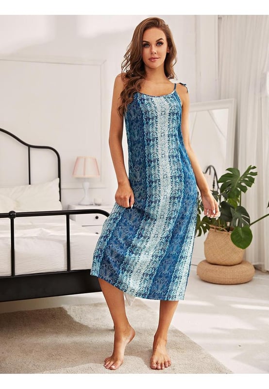 Vestido de noche midi con tirantes de lazo impreso
  Diseño minimalista
  Sin mangas
  Escote redondeado
  Detalles de lazo en los hombros
  100% viscosa 100% rayón
  Sin elasticidad
  Sin forro
  Lavado a máquina en frío, secado a baja temperatura
  Importado
  Tallas: S M L XL
  S: longitud frontal 112 cm, busto 76 cm, cintura 86 cm
  M: longitud frontal 112 cm, busto 81 cm, cintura 91 cm
  L: longitud frontal 115 cm, busto 86 cm, cintura 96 cm
  XL: longitud frontal 117 cm, busto 91 cm, cintura 104 cm