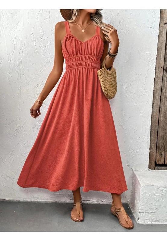 V-Ausschnitt Midi-Cami-Kleid mit breiten Trägern  
Mit Knoten und Raffung  
100% Polyester  
Midi-Länge  
V-Ausschnitt und breite Träger  
Maschinenwäsche kalt  
Im Trockner bei niedriger Temperatur trocknen  
Importiert