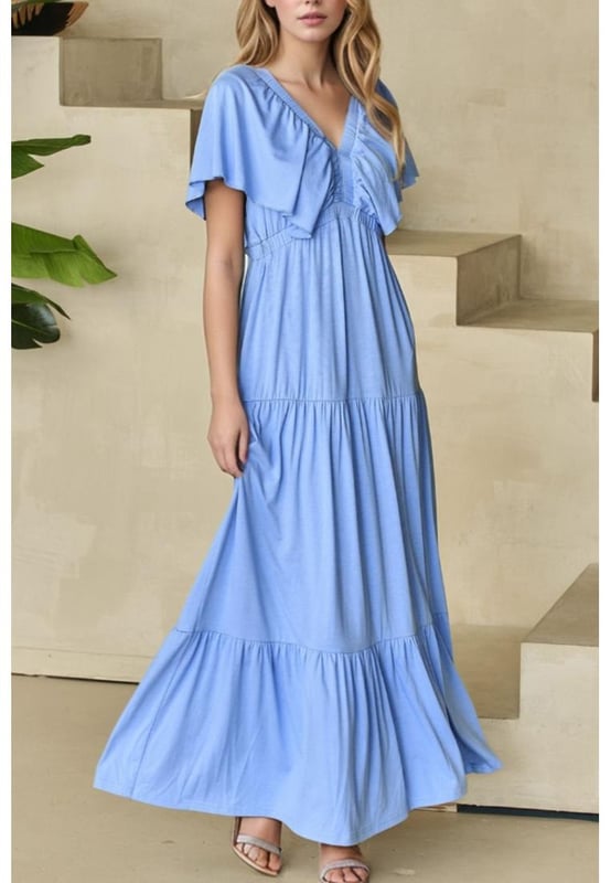 Vestido maxi con vuelo en el cuello en V y mangas de volantito  
Diseño con volantes atados  
Translúcido: Opaco  
Sin elasticidad  
Cuerpo: No forrado  
Composición del material: 65% viscosa 35% poliéster  
Instrucciones de cuidado: Lavar a máquina en frío. Secar a baja temperatura.  
Importado