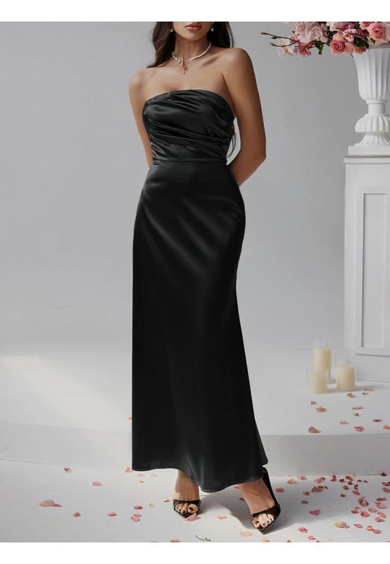 Basic style
  Ruched design
  Opaque
  Slightly stretchy
  Not lined
  Material composition: 30% lyocell 70% viscose
  Care instructions: Machine wash cold tumble dry low
  Imported
