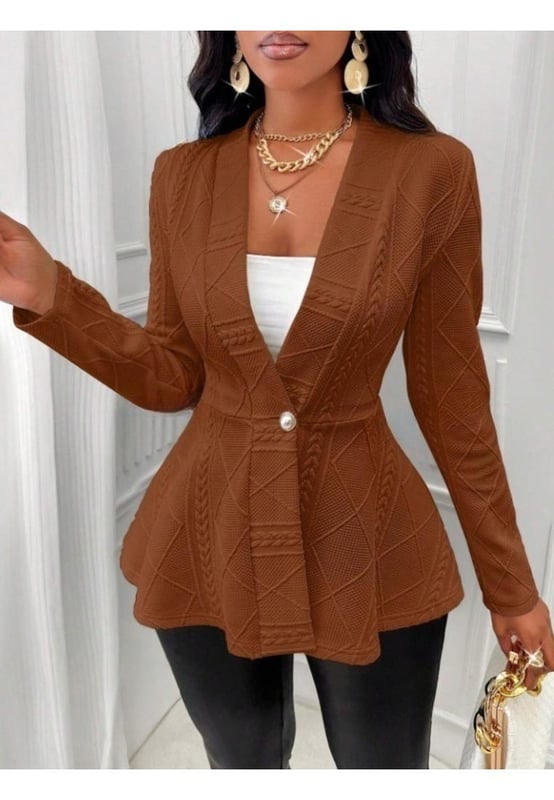 Cardigan de peplum texturizado con un botón  
Cierre de botones  
Grosor delgado  
Sin forro  
95% poliéster 5% spandex  
Lavado a máquina en frío  
Secar a baja temperatura  
Importado  
Medidas del producto (en pulgadas):  
Tamaño S: Busto 33.9 Longitud del top 25.2 Longitud de la manga 23.8  
Tamaño M: Busto 35.4 Longitud del top 25.6 Longitud de la manga 24.2  
Tamaño L: Busto 37.8 Longitud del top 26.2 Longitud de la manga 24.6  
Tamaño XL: Busto 40.2 Longitud del top 26.8 Longitud de la manga 25  
Tamaño 2XL: Busto 42.5 Longitud del top 27.4 Longitud de la manga 25.4  
Material: Tejido de poliéster  