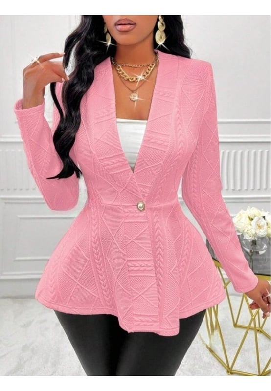 Cárdigan con peplum texturizado y un botón  
Cierre con botones  
Grosor delgado  
No forrado  
95% poliéster 5% spandex  
Lavar a máquina con agua fría  
Secar a baja temperatura  
Importado  
Medidas del producto (en pulgadas):  
Tamaño S: Busto 33.9 Longitud del top 25.2 Longitud de la manga 23.8  
Tamaño M: Busto 35.4 Longitud del top 25.6 Longitud de la manga 24.2  
Tamaño L: Busto 37.8 Longitud del top 26.2 Longitud de la manga 24.6  
Tamaño XL: Busto 40.2 Longitud del top 26.8 Longitud de la manga 25  
Tamaño 2XL: Busto 42.5 Longitud del top 27.4 Longitud de la manga 25.4  
Material: Tejido de poliéster