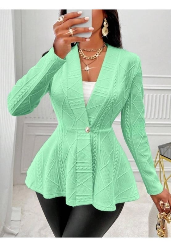 Cárdigan peplum texturizado de un botón  
Cierre abotonado  
Grosor delgado  
Sin forro  
95% poliéster, 5% spandex  
Lavable a máquina en frío  
Secar en secadora a baja temperatura  
Importado  
Medidas del producto (en pulgadas):  
Tamaño S: Busto 33.9 Longitud de la parte superior 25.2 Longitud de la manga 23.8  
Tamaño M: Busto 35.4 Longitud de la parte superior 25.6 Longitud de la manga 24.2  
Tamaño L: Busto 37.8 Longitud de la parte superior 26.2 Longitud de la manga 24.6  
Tamaño XL: Busto 40.2 Longitud de la parte superior 26.8 Longitud de la manga 25  
Tamaño 2XL: Busto 42.5 Longitud de la parte superior 27.4 Longitud de la manga 25.4  
Material: Tejido de poliéster