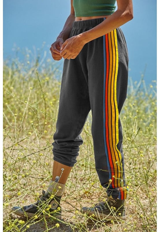 Basic Style Aktivhose  
Leicht dehnbarer Stoff  
Materialzusammensetzung: 75 % Polyester, 20 % Baumwolle, 5 % Elasthan  
Elastischer Bund für einen sicheren Sitz  
Kontraststreifen für einen sportlichen Look  
Maschinenwäsche kalt, im Trockner bei niedriger Temperatur trocknen  
Importiert