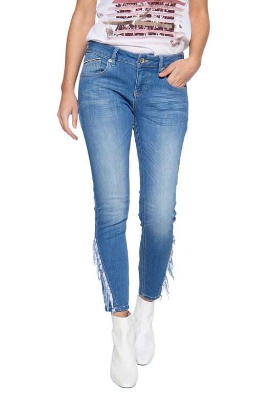 Die Slim Fit Jeans »Nora« von ATT fällt direkt durch ihre Fransen am Unterschenkel, die mit Kontrastgarn abgesteppt sind ins Auge und zaubern einen coolen Freizeitlook. Das erzeugte Feeling wird durch die Fransen an der Eingrifftasche und den Einfassbändern an Eingriffs- und Münztasche verstärkt. Die Used Waschungen , sowie das Leder-Brandlabel verleihen der Jeans das gewisse Etwas. Durch ihre enge Passform werden die Beine hervorragend in Szene gesetzt. Unser Model ist 177 cm groß und trägt Größe 34/27.  5-Pocket Jeans von Amor Trust & TruthSlim FitMittlere LeibhöheModerner Casual LookMit Fransenaufsatz am Unterschenkel