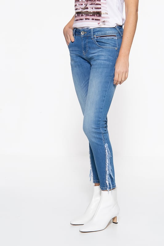 Die Slim Fit Jeans »Nora« von ATT fällt direkt durch ihre Fransen am Unterschenkel, die mit Kontrastgarn abgesteppt sind ins Auge und zaubern einen coolen Freizeitlook. Das erzeugte Feeling wird durch die Fransen an der Eingrifftasche und den Einfassbändern an Eingriffs- und Münztasche verstärkt. Die Used Waschungen , sowie das Leder-Brandlabel verleihen der Jeans das gewisse Etwas. Durch ihre enge Passform werden die Beine hervorragend in Szene gesetzt. Unser Model ist 177 cm groß und trägt Größe 34/27.  5-Pocket Jeans von Amor Trust & TruthSlim FitMittlere LeibhöheModerner Casual LookMit Fransenaufsatz am Unterschenkel