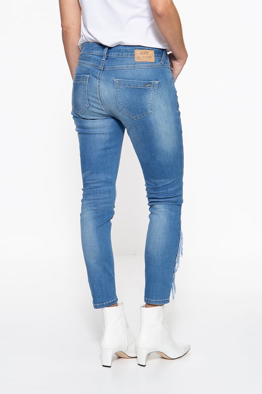 Die Slim Fit Jeans »Nora« von ATT fällt direkt durch ihre Fransen am Unterschenkel, die mit Kontrastgarn abgesteppt sind ins Auge und zaubern einen coolen Freizeitlook. Das erzeugte Feeling wird durch die Fransen an der Eingrifftasche und den Einfassbändern an Eingriffs- und Münztasche verstärkt. Die Used Waschungen , sowie das Leder-Brandlabel verleihen der Jeans das gewisse Etwas. Durch ihre enge Passform werden die Beine hervorragend in Szene gesetzt. Unser Model ist 177 cm groß und trägt Größe 34/27.  5-Pocket Jeans von Amor Trust & TruthSlim FitMittlere LeibhöheModerner Casual LookMit Fransenaufsatz am Unterschenkel