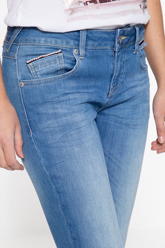 Die Slim Fit Jeans »Nora« von ATT fällt direkt durch ihre Fransen am Unterschenkel, die mit Kontrastgarn abgesteppt sind ins Auge und zaubern einen coolen Freizeitlook. Das erzeugte Feeling wird durch die Fransen an der Eingrifftasche und den Einfassbändern an Eingriffs- und Münztasche verstärkt. Die Used Waschungen , sowie das Leder-Brandlabel verleihen der Jeans das gewisse Etwas. Durch ihre enge Passform werden die Beine hervorragend in Szene gesetzt. Unser Model ist 177 cm groß und trägt Größe 34/27.  5-Pocket Jeans von Amor Trust & TruthSlim FitMittlere LeibhöheModerner Casual LookMit Fransenaufsatz am Unterschenkel