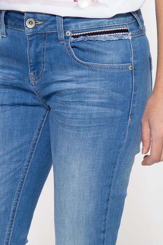 Die Slim Fit Jeans »Nora« von ATT fällt direkt durch ihre Fransen am Unterschenkel, die mit Kontrastgarn abgesteppt sind ins Auge und zaubern einen coolen Freizeitlook. Das erzeugte Feeling wird durch die Fransen an der Eingrifftasche und den Einfassbändern an Eingriffs- und Münztasche verstärkt. Die Used Waschungen , sowie das Leder-Brandlabel verleihen der Jeans das gewisse Etwas. Durch ihre enge Passform werden die Beine hervorragend in Szene gesetzt. Unser Model ist 177 cm groß und trägt Größe 34/27.  5-Pocket Jeans von Amor Trust & TruthSlim FitMittlere LeibhöheModerner Casual LookMit Fransenaufsatz am Unterschenkel