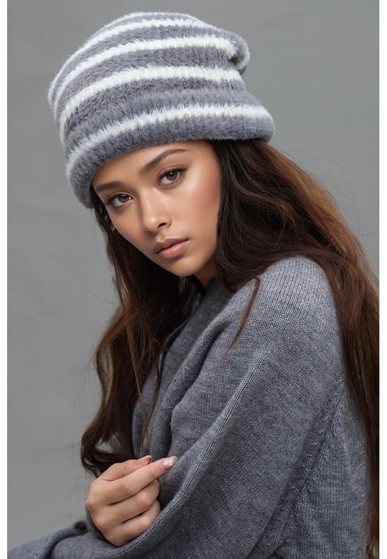 Producto: Gorra Térmica de Rayas con Contraste de Piel Sintética  
Piezas: 1 pieza  
Material: Nylon  
Importado  
Altura real: 10.2 pulgadas  
Ancho real: 10.2 pulgadas  
Género: Mujeres
