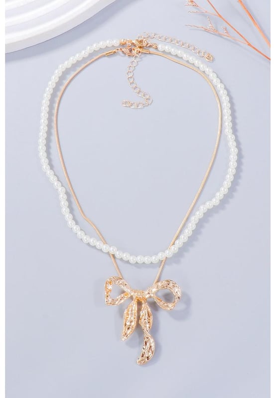 Piezas: 2  
Material: Aleación de perlas sintéticas  
Instrucciones de cuidado: Evite usar durante el ejercicio, ya que el sudor reaccionará con la joyería para producir cloruro de plata y sulfuro de cobre, lo que causa que la joyería se deteriore y corra el riesgo de corroerse con el tiempo.  
Importado  
Pendientes: 1.7 x 1.6 in  
Collar: 17.7 in