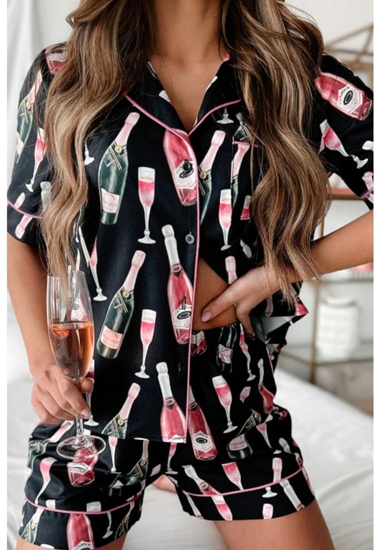 Twee-delige set: T-shirt met korte mouwen en short  
Top met zakken  
Doorzichtig: Opaak  
Materiaal samenstelling: 97% polyester 3% elastaan  
Licht rekbaar  
Wasinstructies: Machinewas koud, op lage temperatuur in de droger  
Geïmporteerd