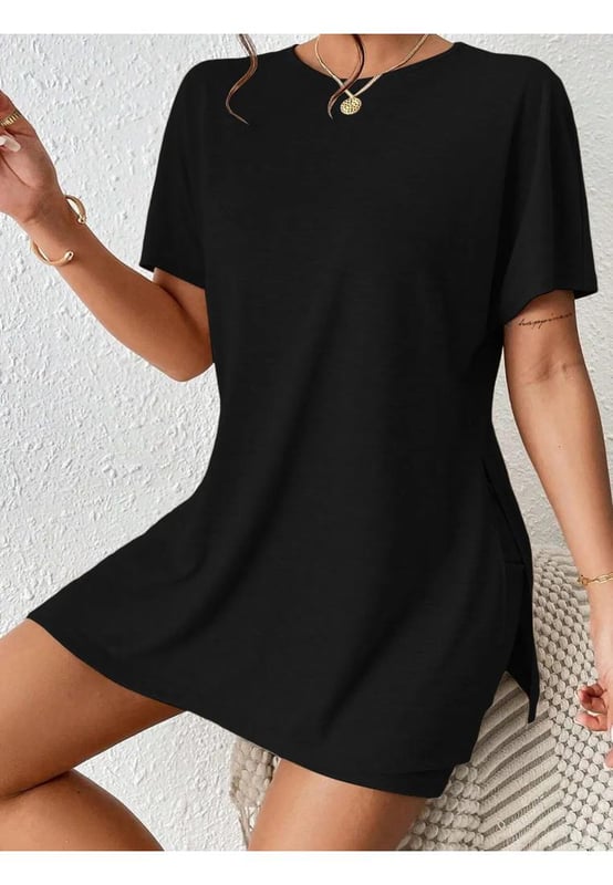 Gespleten Ronde Hals Korte Mouwen Oversized Top en Shorts Set  
Twee  
delige set  
Enigszins rekbaar materiaal  
95% polyester 5% spandex  
Machinewas koud  
Tumble dry laag  
Geïmporteerd  