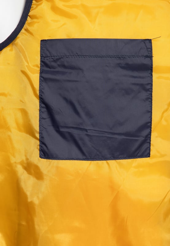 Die Oklahoma Jeans Steppweste ist dein neuer Alltags-Held, wenn die Temperaturen sinken. Dieses leichte, aber warme Stück kombiniert Funktionalität mit einem Hauch von Lässigkeit, perfekt für Tage, an denen das Wetter nicht mitspielt. Das Innenfutter und die durchdachte Steppung halten die Wärme nah am Körper, während der Stehkragen Schutz vor kühlem Wind bietet. Kontrastfarbene Details und ein stylisches Innenfutter setzen zusätzliche Akzente, die deinen Look aufwerten. Zwei seitliche Reißverschlusstaschen und eine praktische Innentasche sichern deine Essentials, egal ob du in der Stadt unterwegs bist oder einen Ausflug in die Natur planst. Mit seinem minimalistischen Design und dem diskreten Logo auf der Brust passt diese Weste nahtlos zu jedem Outfit, von casual bis chic. Ein echtes Must-have, das Komfort, Stil und Funktion auf den Punkt bringt.  Leichte Steppweste von Oklahoma JeansLeichte, warme Steppung für optimalen TragekomfortStylische Kontrastdetails und modernes InnenfutterHoher Kragen schützt vor Wind und KältePraktische Taschen: 2 Reißverschlusstaschen und InnentascheVielseitiges Design – passt zu jedem Look, von casual bis chic
