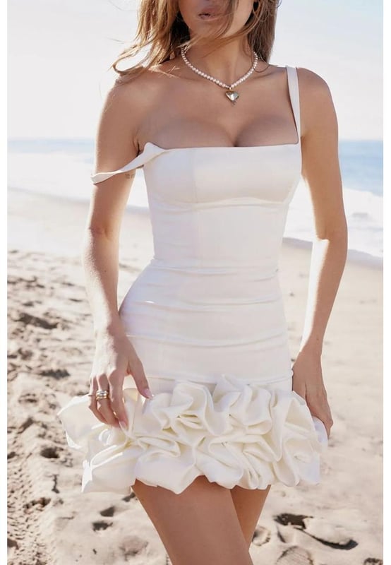 Ruched design
  Stretchy fit
  Not lined
  65% polyester 35% cotton
  Machine wash cold
  Tumble dry low
  Imported
  Size S: US 2/4 Length 31.9 inches Bust 33.1 inches
  Size M: US 6/8 Length 32.3 inches Bust 34.6 inches
  Size L: US 10 Length 32.7 inches Bust 36.2 inches
Material: Polyester