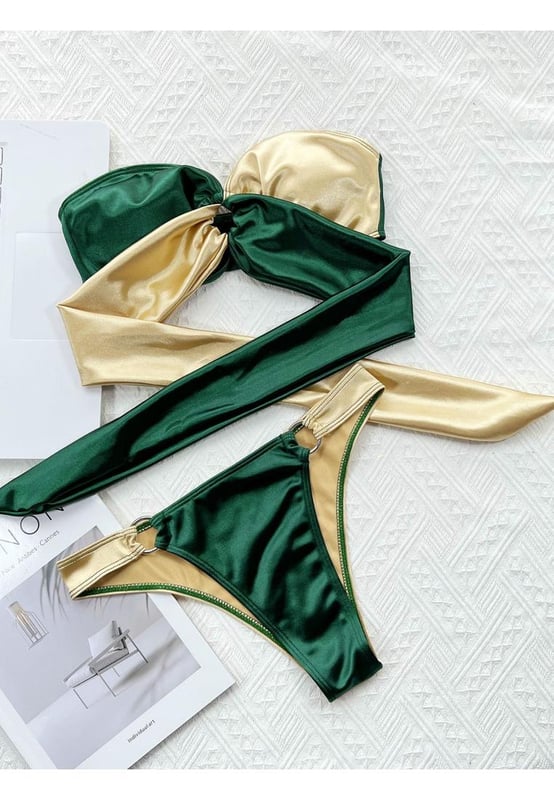Top sin aros  
Conjunto de dos piezas  
Almohadillas removibles  
Patrón de contraste  
Estilo sexy y de playa  
Detalle de ojales  
82% poliéster 18% elastano  
Altamente elástico  
Lavar a máquina en frío, secar a baja temperatura  
Importado  
Disponible en tallas S, M, L  
Material: Tela brillante