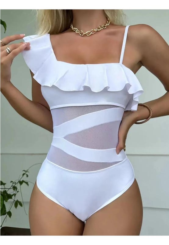 Diseno con volantes.
  Almohadilla pectoral extraible.
  Sin aros.
  Estiramiento moderado.
  Material: 82% poliester 18% elastano.
  Lavar a maquina con agua fria secar en secadora a temperatura baja.
  Importado.