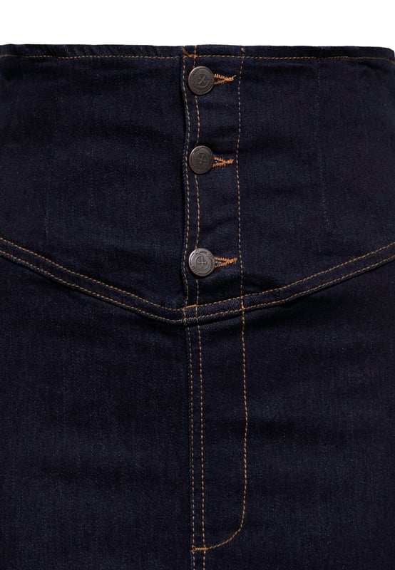 Tauche ein in die Welt des Vintage-Chics mit dem Retro Denim Rock von Queen Kerosin. Dieses elegante Stück verbindet klassischen Stil mit modernen Akzenten. Der Rock zeichnet sich durch seine kontrastierenden Nähte aus, die ihm einen authentischen Retro-Look verleihen.  Der 3-Knopf-Verschluss vorne ist nicht nur ein Blickfang, sondern auch praktisch, während der Schlitz hinten eine zusätzliche Note von Raffinesse und Bewegungsfreiheit bietet. Dieser Rock ist speziell entworfen, um die weibliche Figur zu betonen und eine schmeichelhafte Silhouette zu schaffen.  Perfekt für jede Gelegenheit, ob im Büro oder bei einem 50s-Event, dieser Retro Denim Rock ist ein Must-Have für jede Garderobe, die klassischen Stil und Komfort schätzt.  QUEEN KEROSIN: Queen Kerosin steht für den amerikanischen Zeitgeist der 50er Jahre mit Rock'n'Roll Rockabilly, Motorrädern, Bikes, Hot Rod und allem was dazu gehört! Unsere Designs mit Vintage Charme bringen Dich zurück in die gute Zeit.DESIGN: Dieses elegante Retro Denim Rock mit 3-Knopf-Verschluss vorne verbindet klassischen Stil mit modernen Akzenten. Der Rock zeichnet sich durch seine kontrastierenden Nähte aus, die ihm einen authentischen Retro-Look verleihen. Der besondere Verschluss vorne und der Schlitz hinten verleihen eine zusätzliche Note von Raffinesse und Bewegungsfreiheit. PASSFORM: Im Slim Fit geschnitten, um die weibliche Figur zu betonen und eine schmeichelhafte Silhouette zu schaffen.MATERIAL: Aus hochwertiger Baumwolle mit Stretchanteil hergestellt.